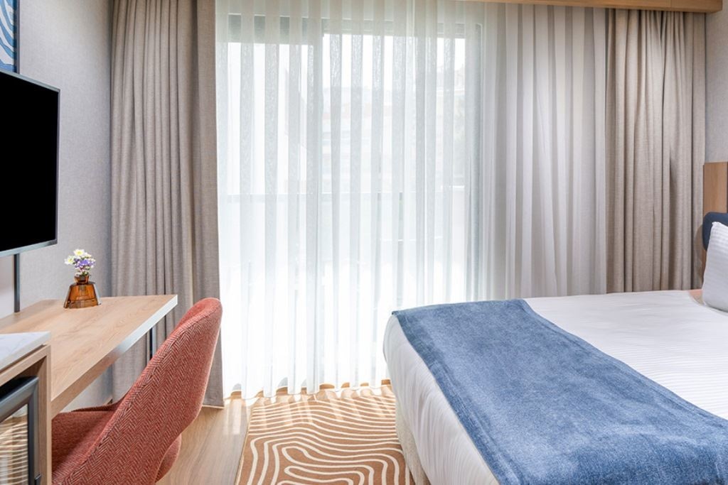 rooms-trendy-queen-room-with-seaview