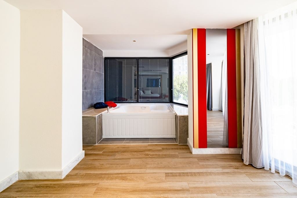 rooms-deluxe-suite-partial-sea-view-room