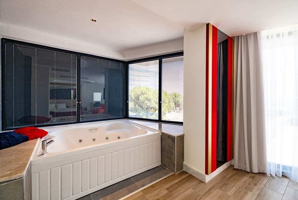 rooms-deluxe-suite-partial-sea-view-room