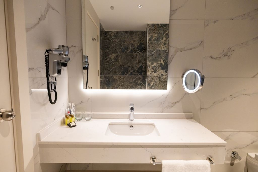 rooms-deluxe-suite-partial-sea-view-room