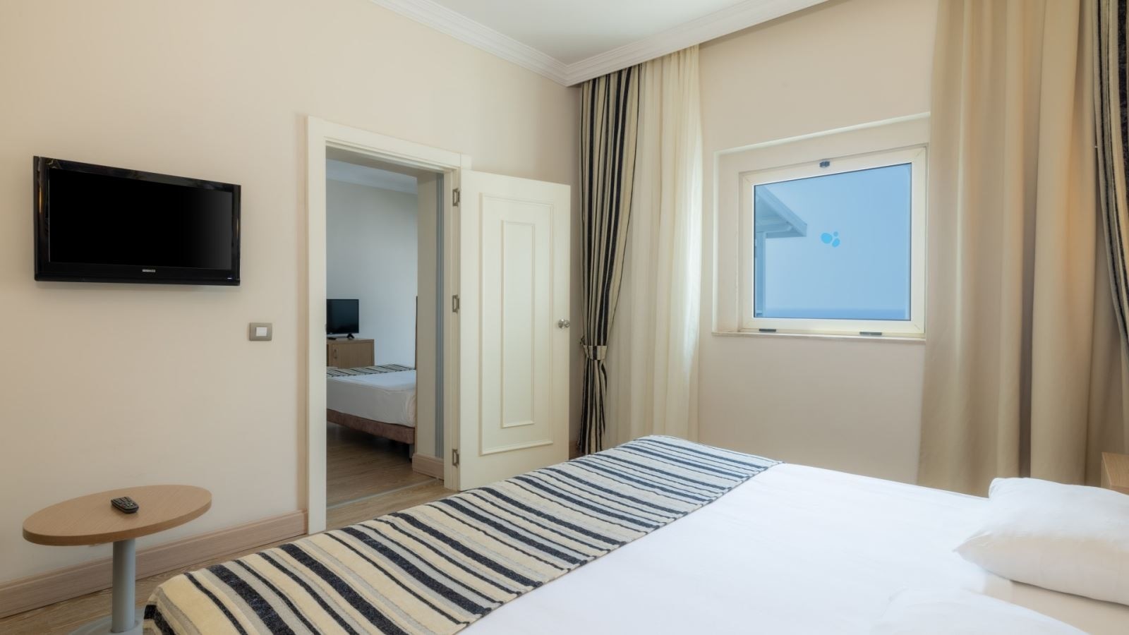 rooms-family-room-land-view