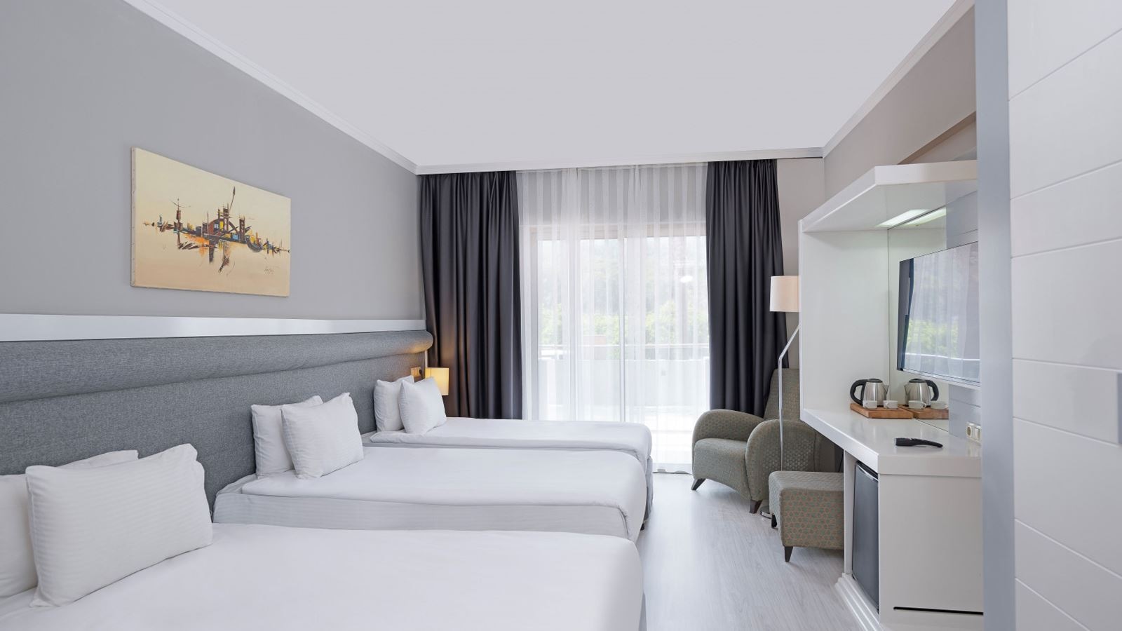 rooms-grand-superior-room-pool-view