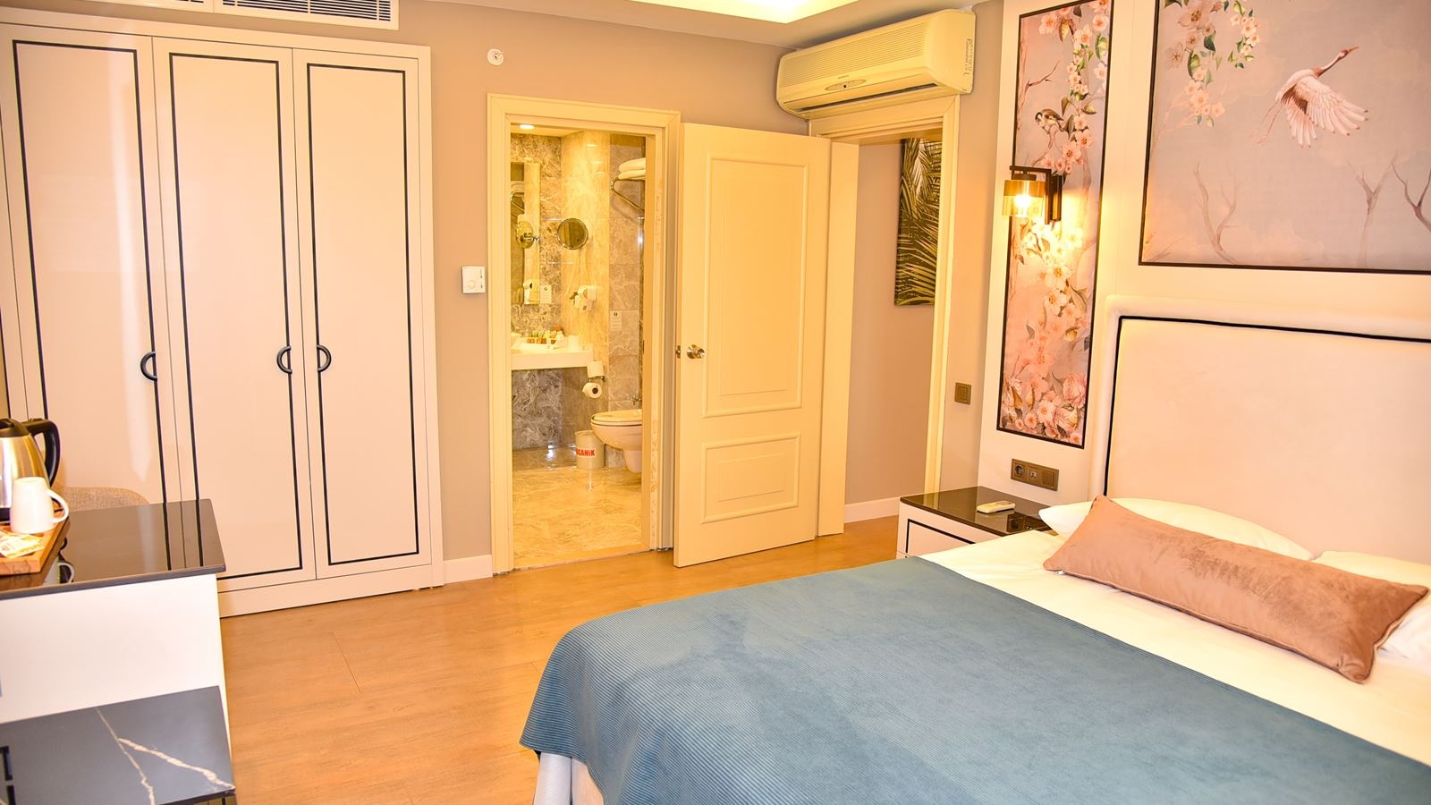 rooms-comfort-suit-main-building-land-view