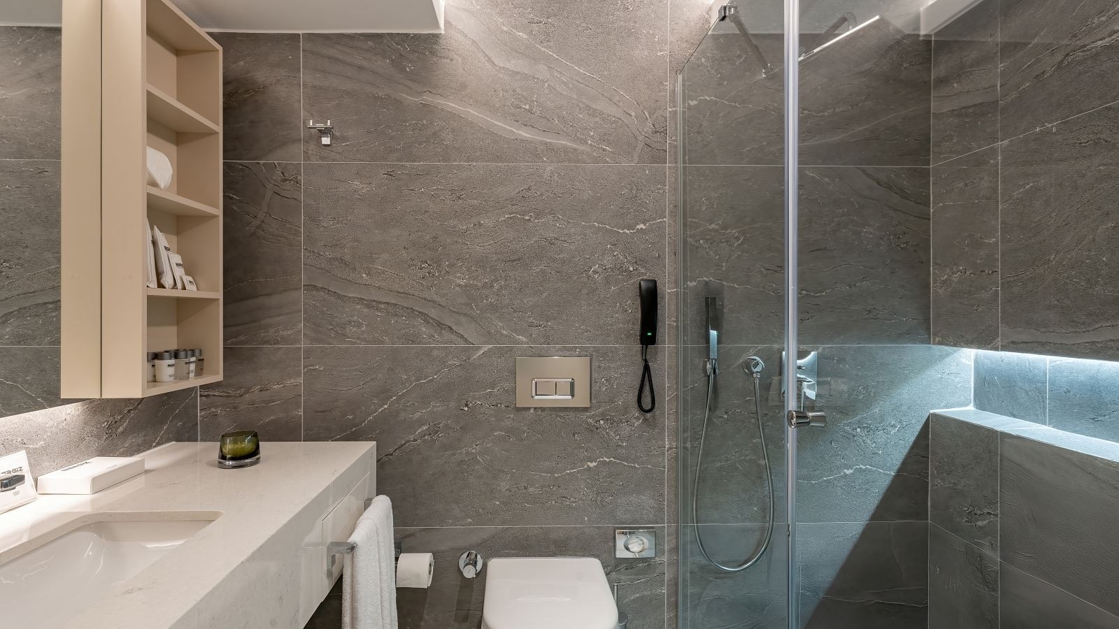 rooms-deluxe-connection-family-room