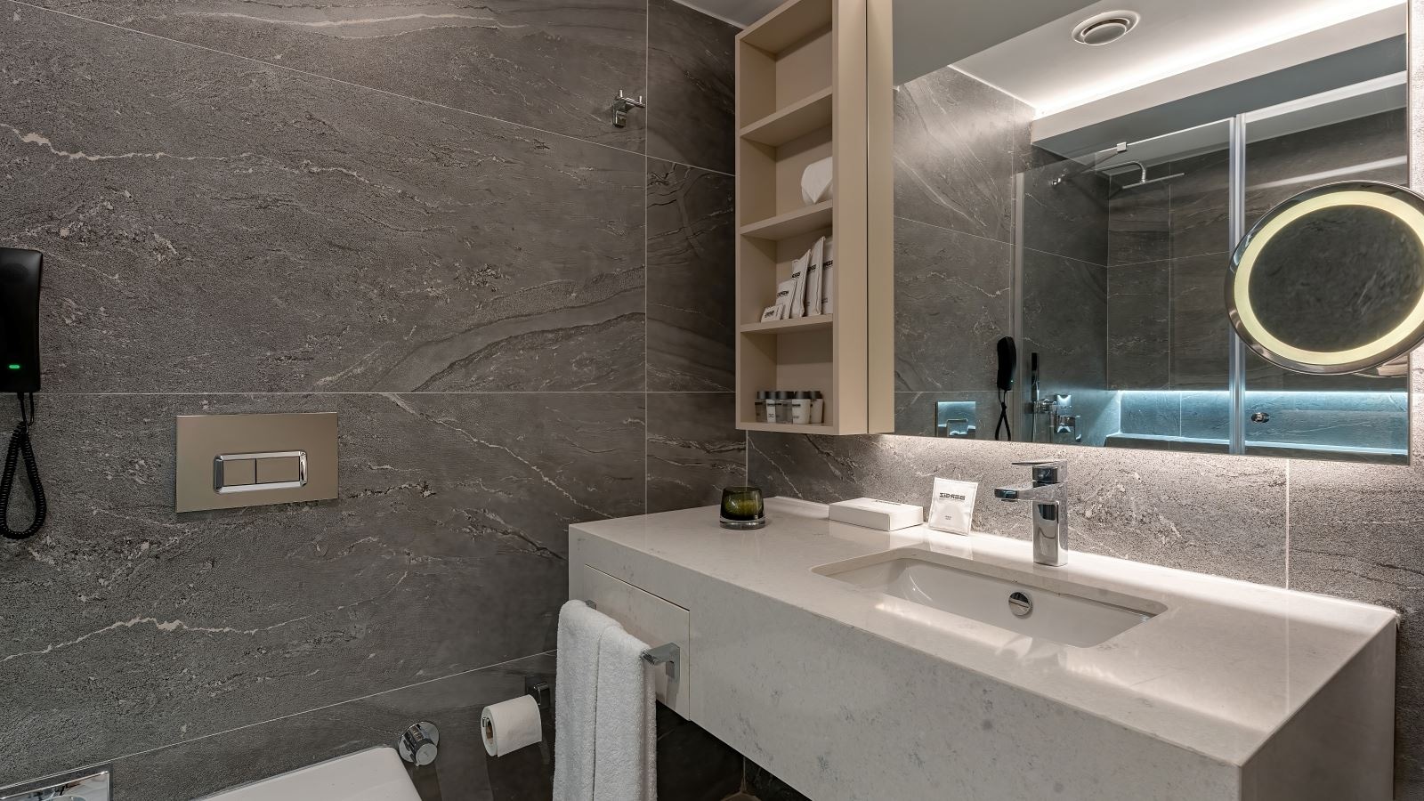 rooms-deluxe-family-room