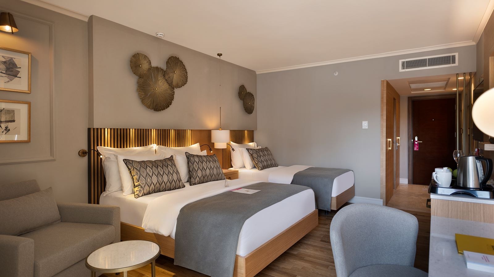 rooms-superior-room-with-jacuzzi-on-balcony