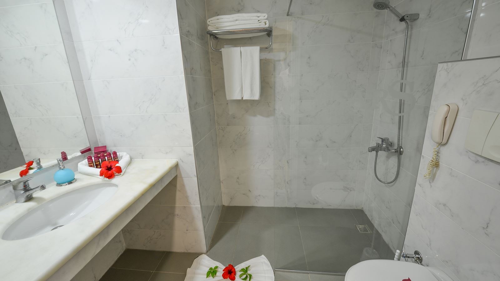 rooms-standard-room-pool-side