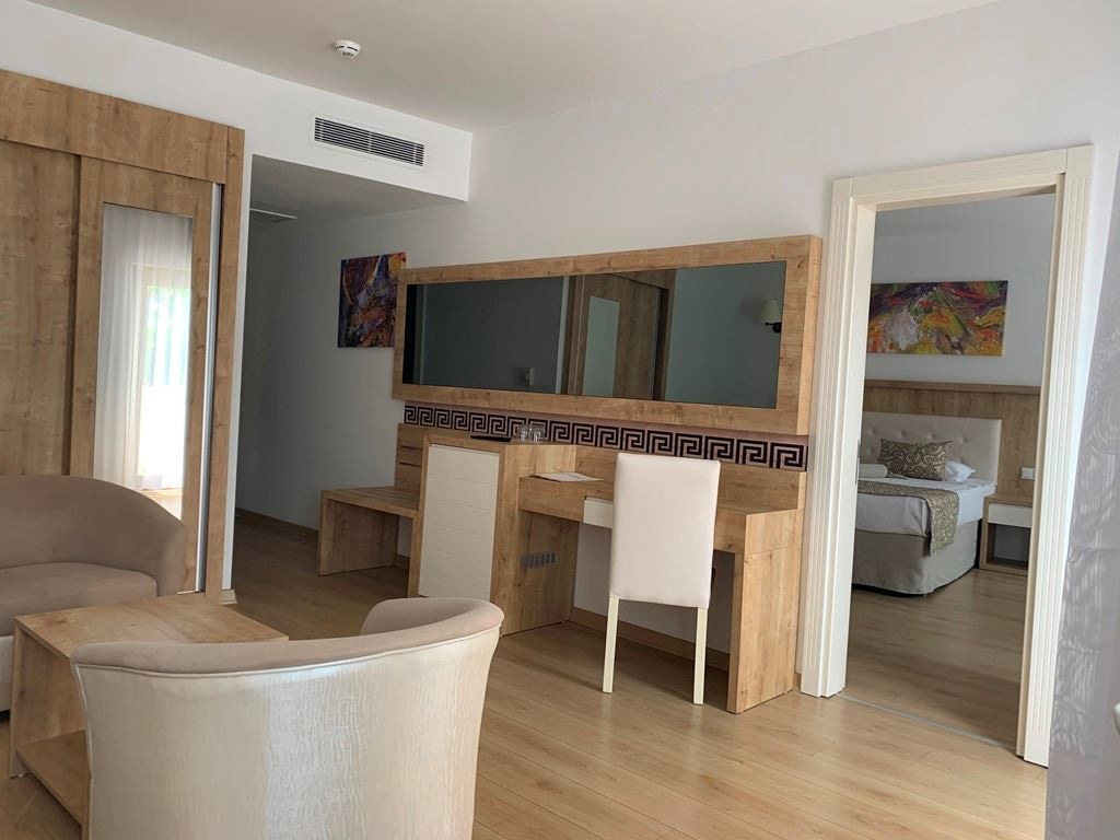 rooms-family-room-pool-side-connecting-2-rooms