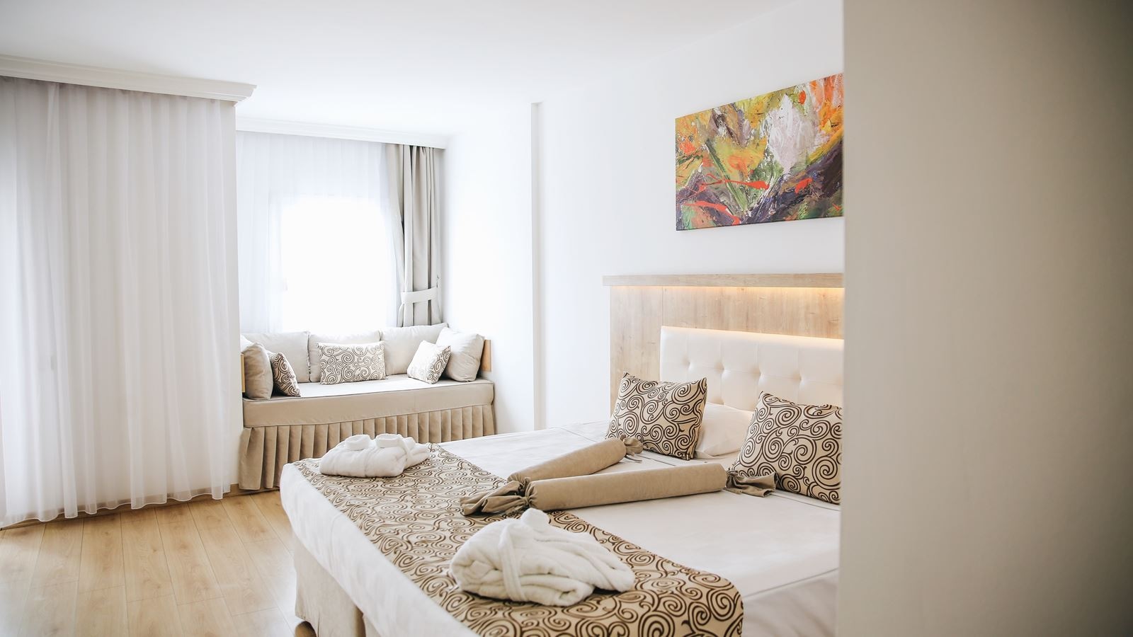 rooms-standard-room-pool-side