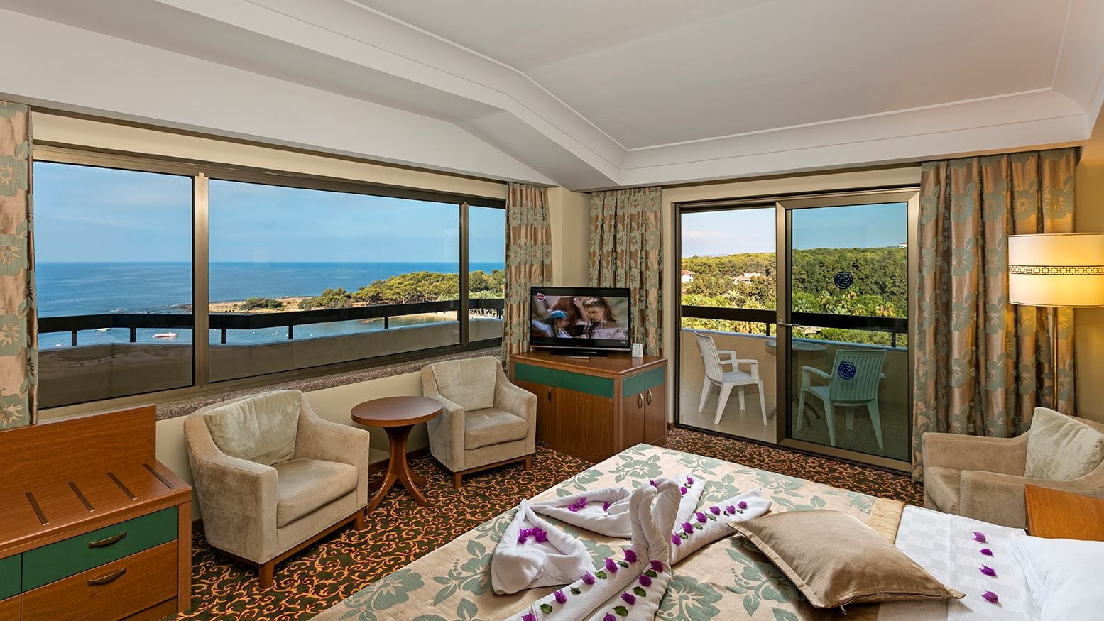 rooms-family-room-2-connection