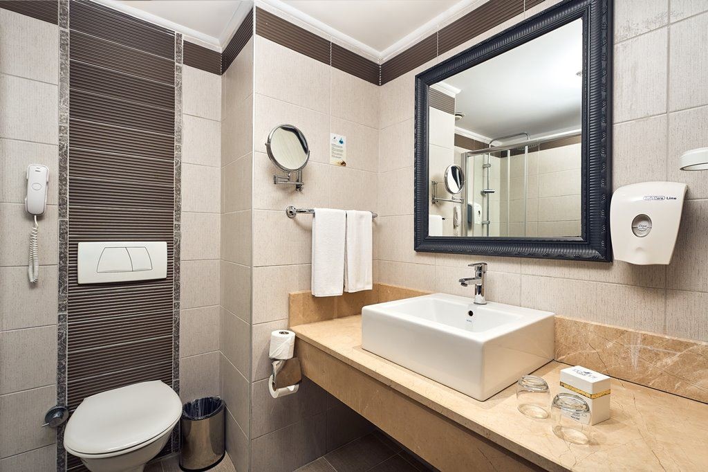 rooms-family-room-land-view