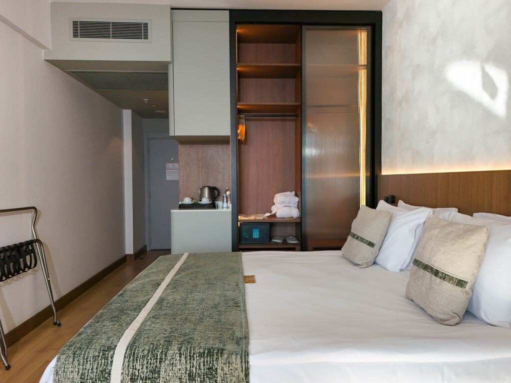 rooms-large-room-landview-balcony
