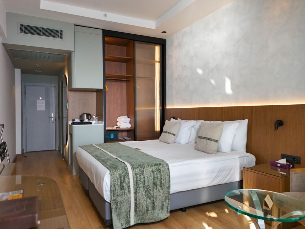 rooms-promo-room-land-view