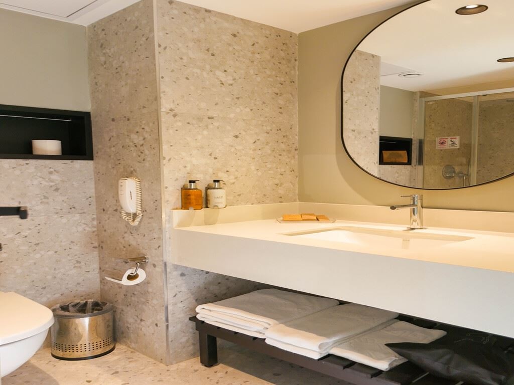 rooms-promo-room-land-view
