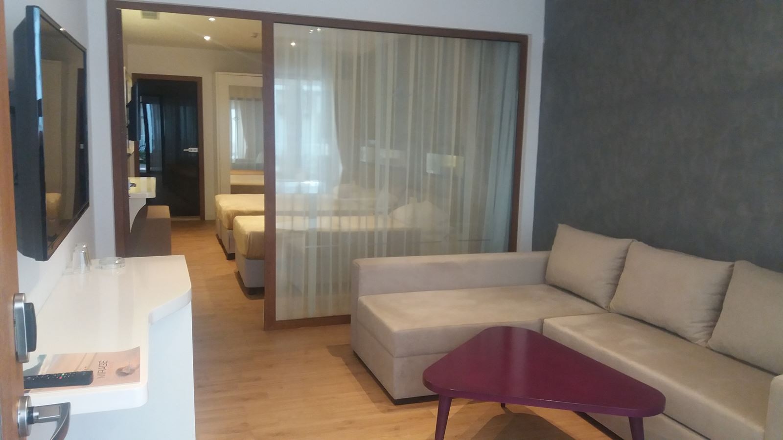 rooms-deluxe-suit-with-jacuzzi