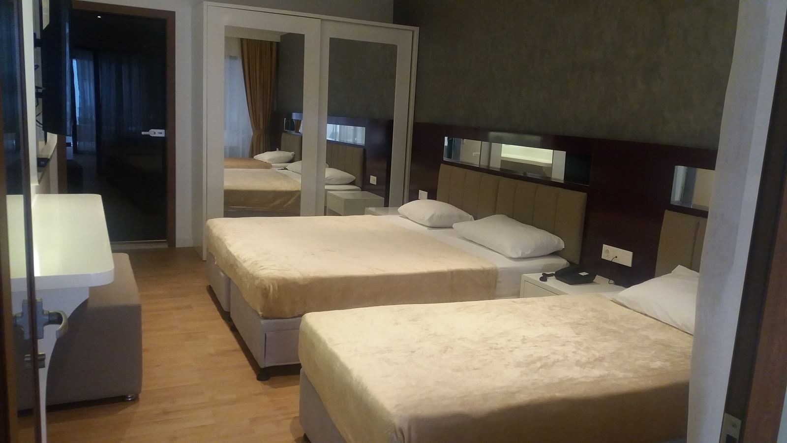 rooms-deluxe-suit-with-jacuzzi