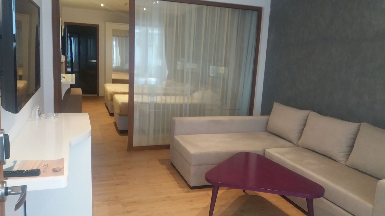 rooms-deluxe-suit-with-jacuzzi