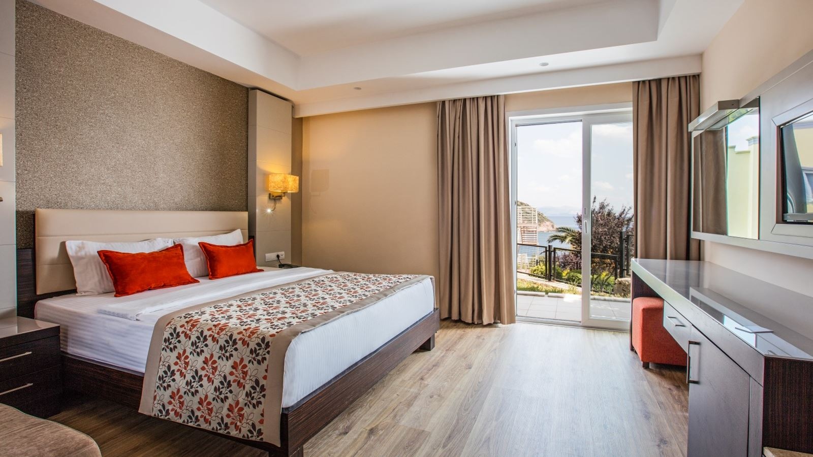 rooms-club-room-land-view