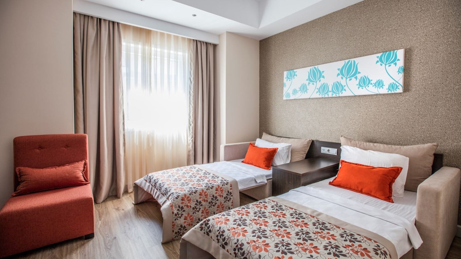 rooms-club-family-room-land-view