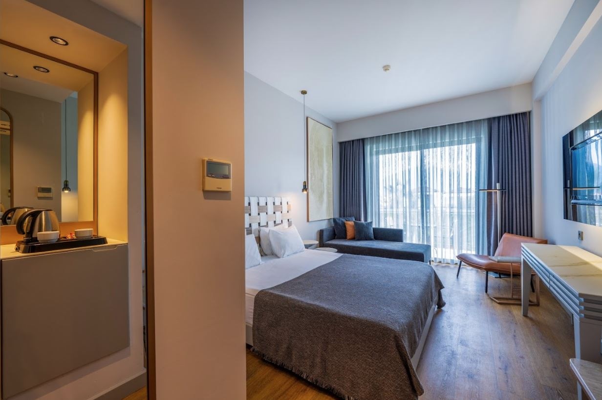 rooms-standart-pool-view-room