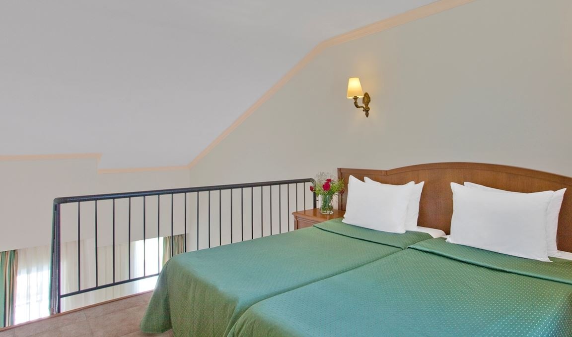 rooms-duplex-family-room