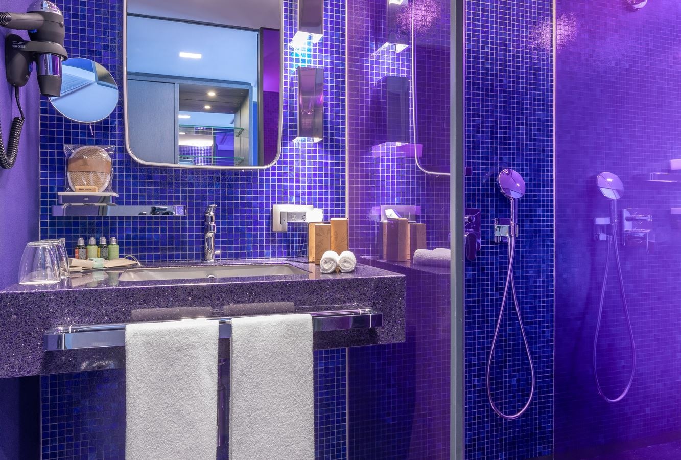 rooms-modern-standard-room