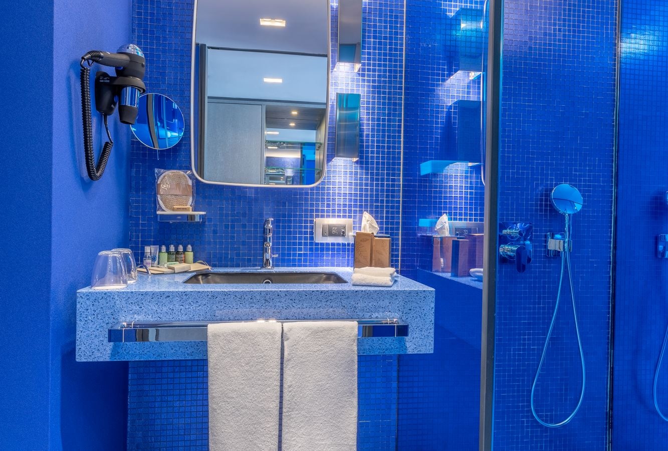 rooms-modern-standard-room