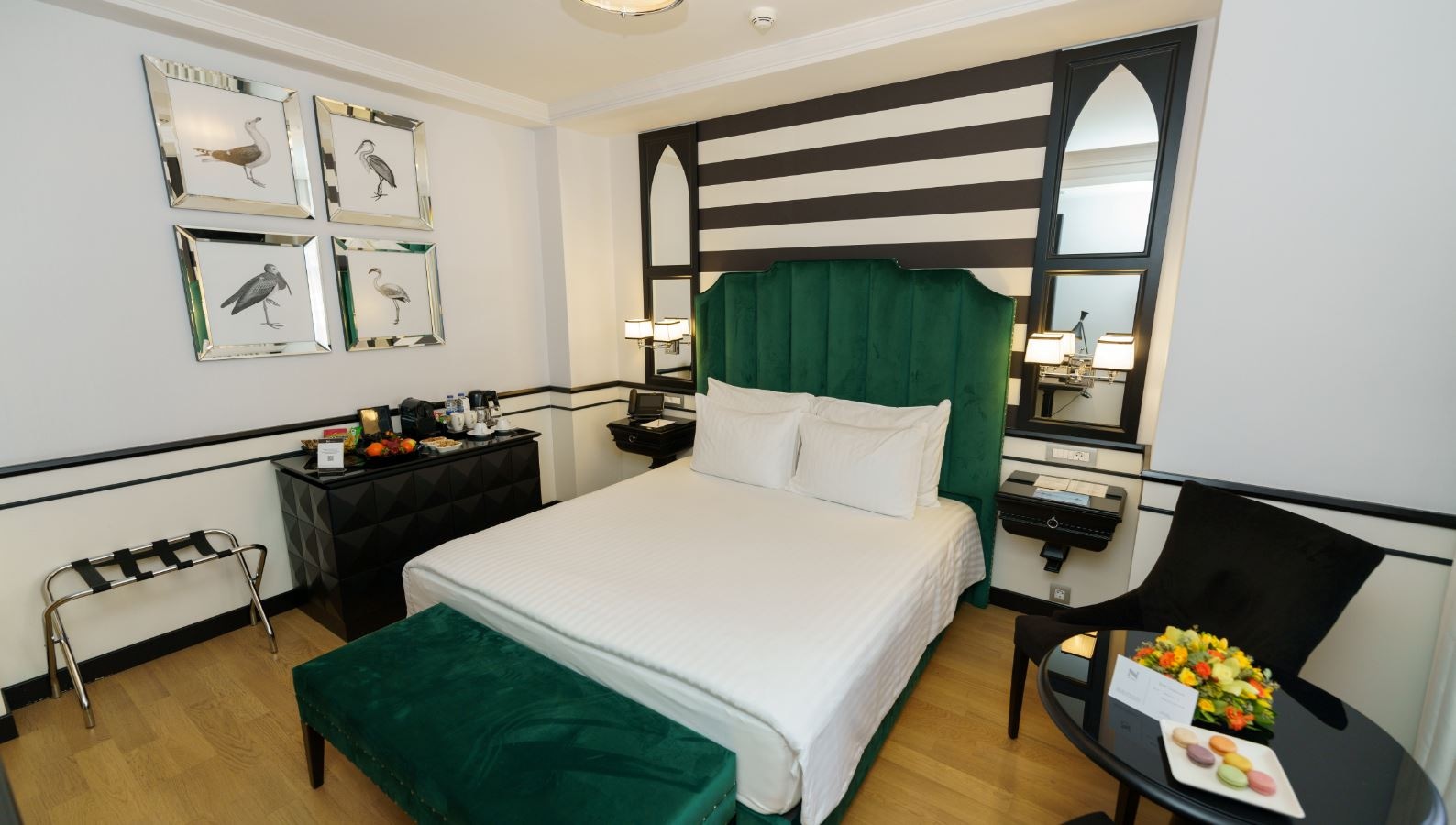 rooms-antique-standard-room