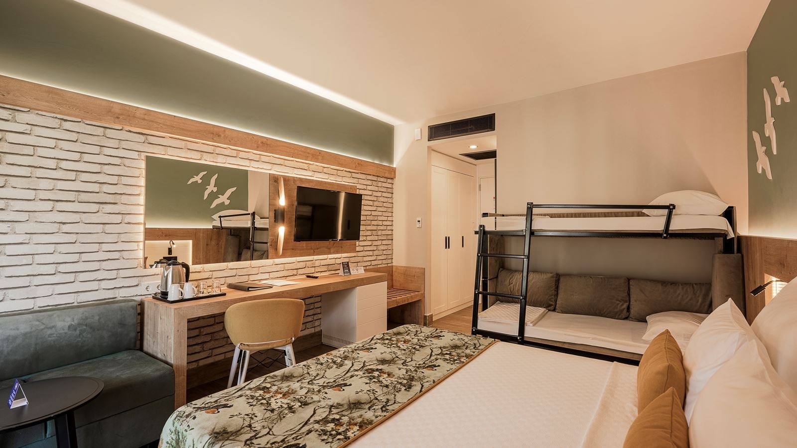 rooms-family-room-with-bunkbed