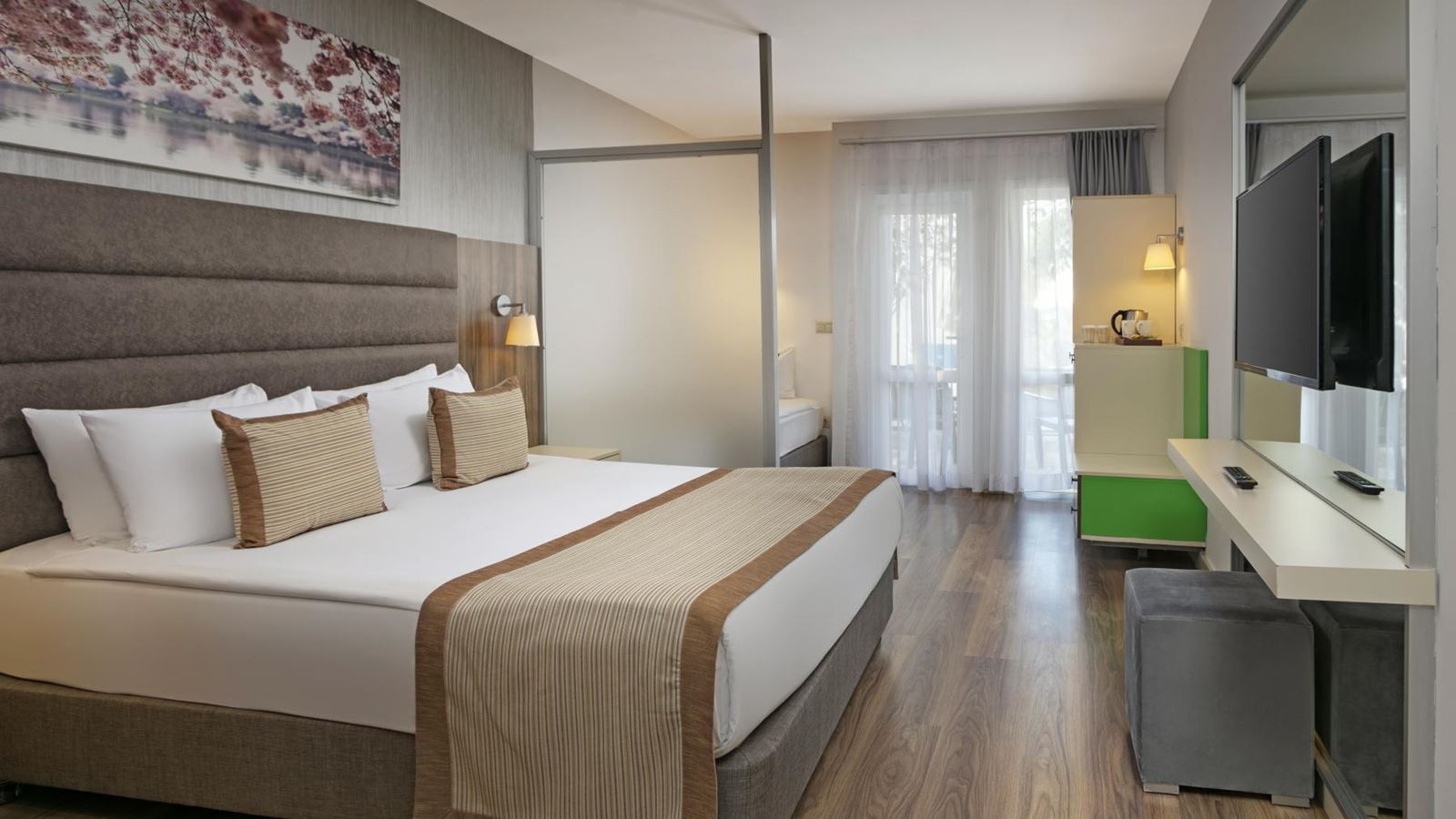 rooms-bungalow-family-room-with-connecting-door