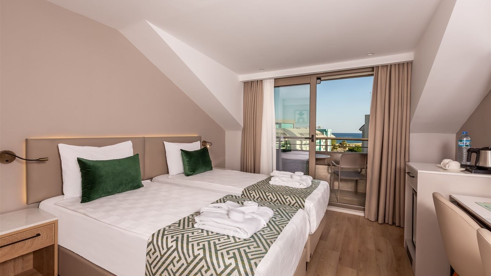 rooms-standard-room-with-balcony