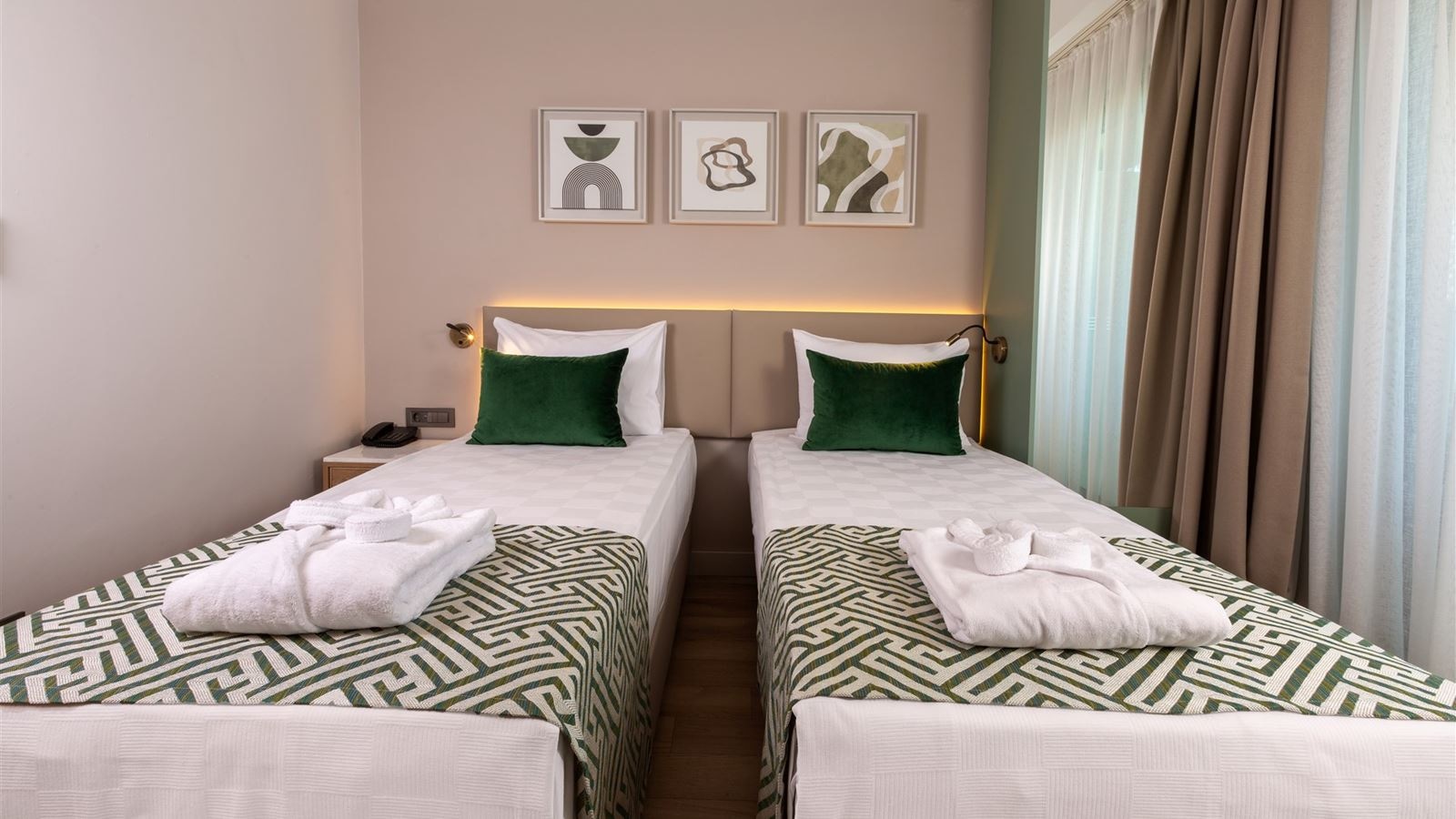 rooms-standard-room-with-balcony