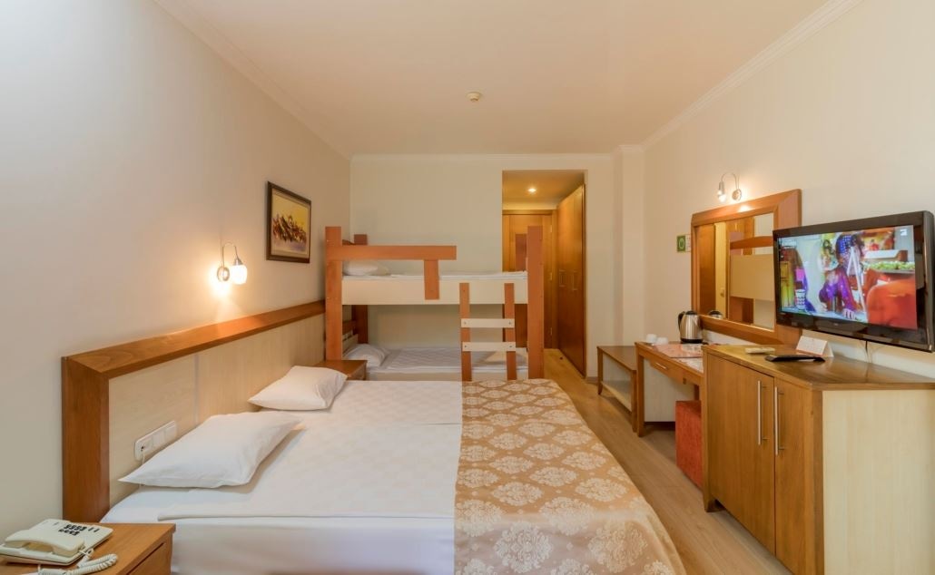 rooms-coral-large-room