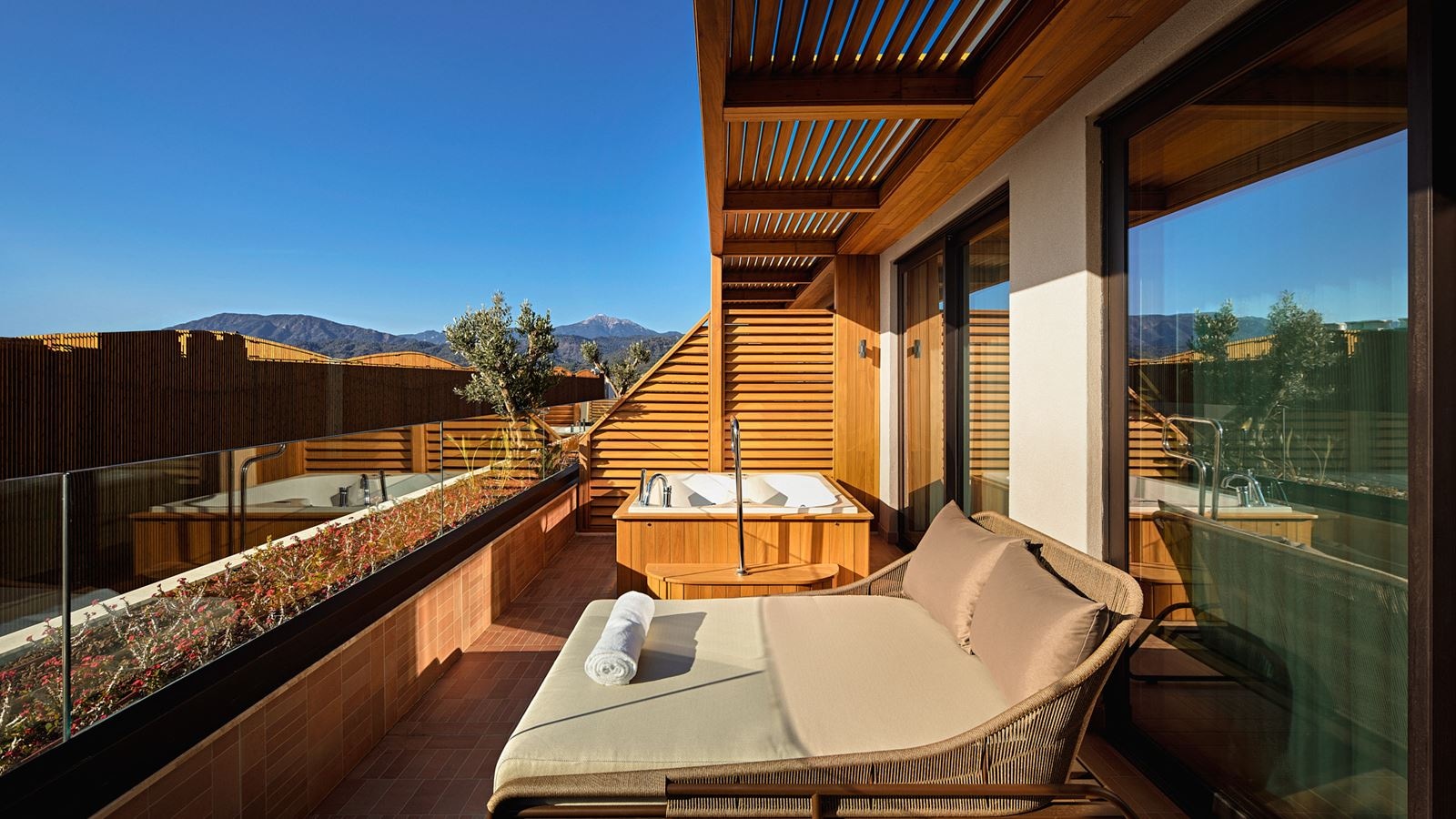 rooms-resort-jacuzzi-suite-resort-mix-zone