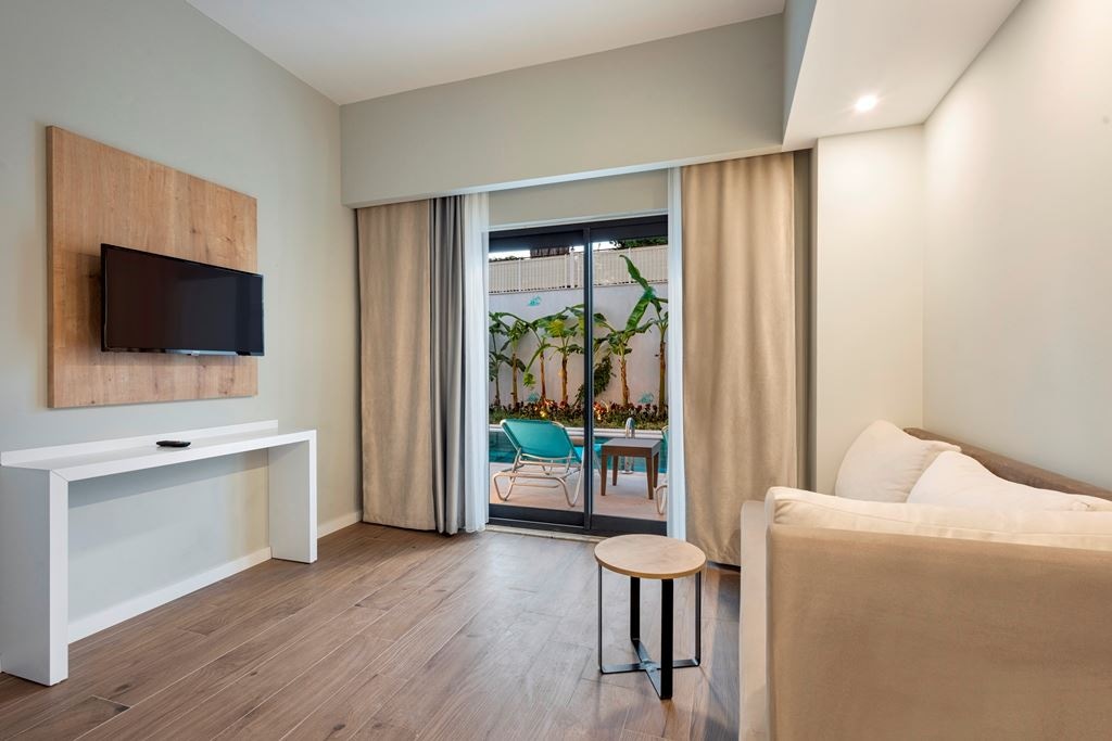 rooms-swimup-suite
