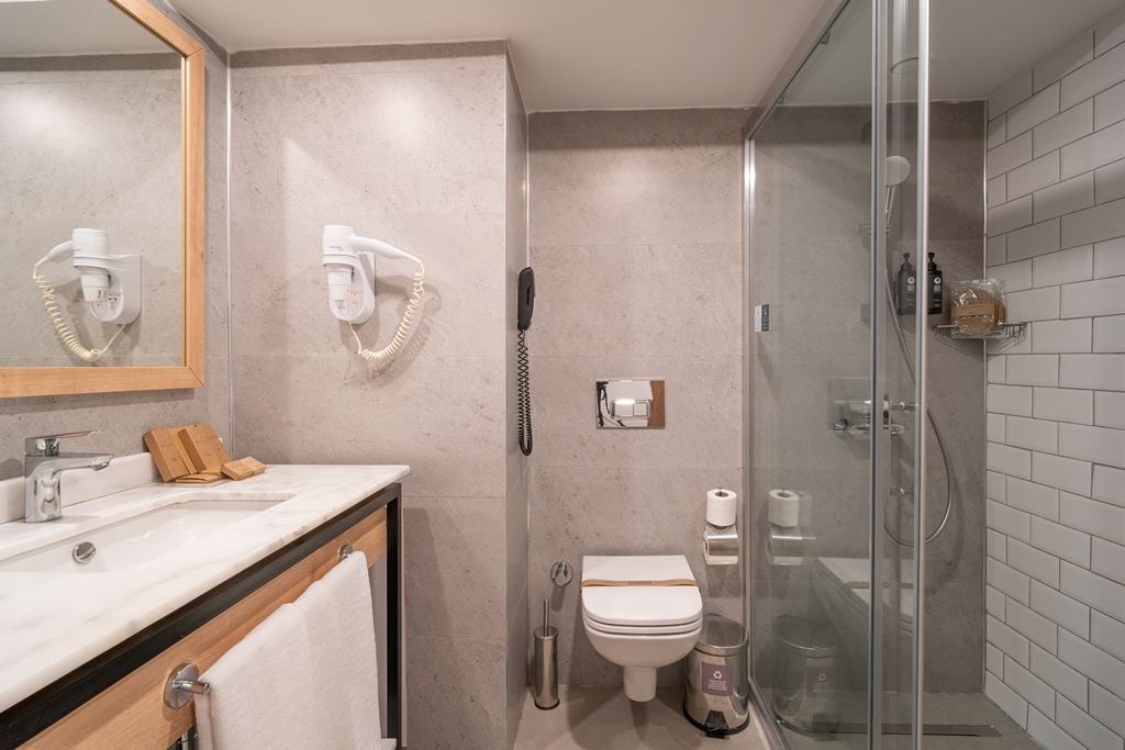 rooms-family-room-c-2-bathroom