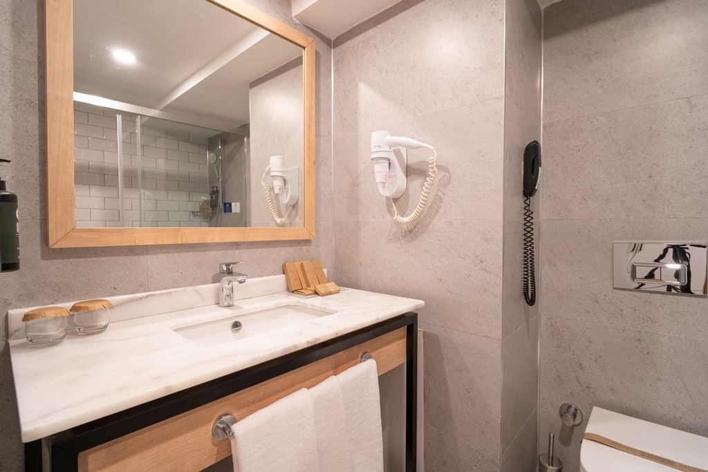 rooms-family-room-c-2-bathroom