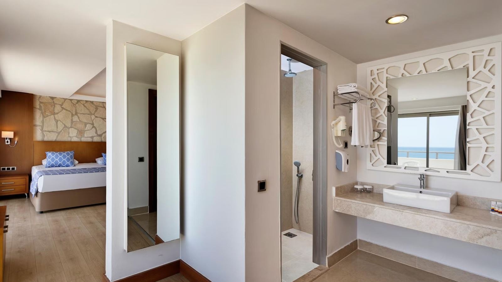 rooms-superior-room