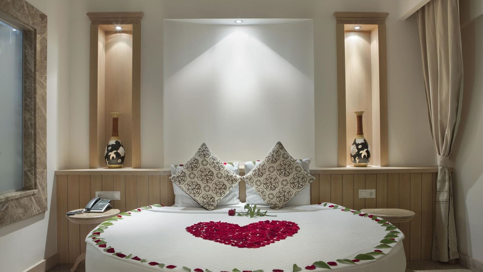 rooms-honeymoon-suite