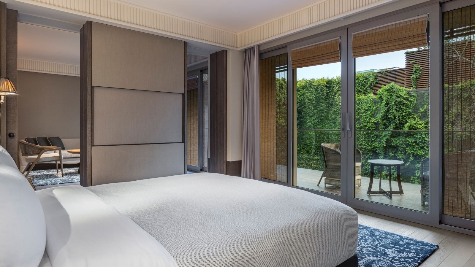 rooms-garden-suite-grand-king-bed
