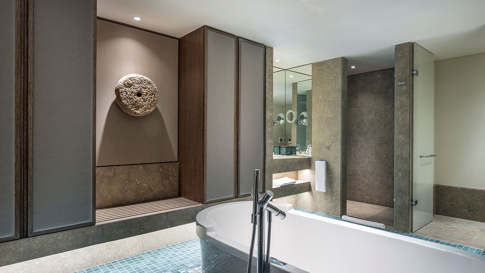 rooms-garden-suite-grand-king-bed
