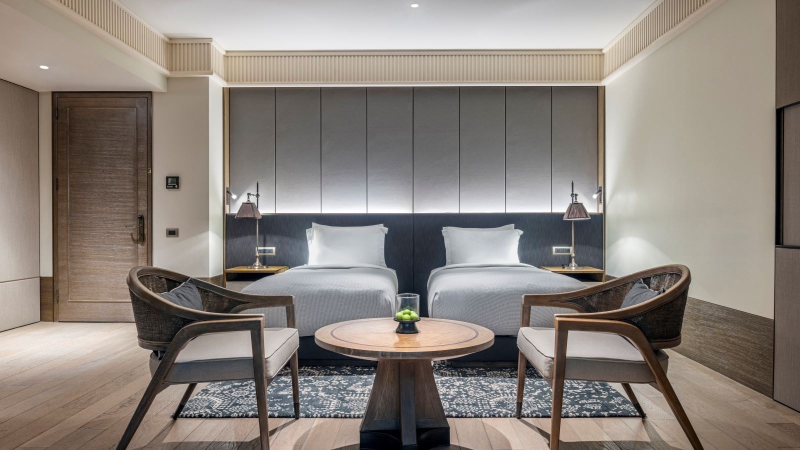 rooms-garden-suite-grand-king-bed