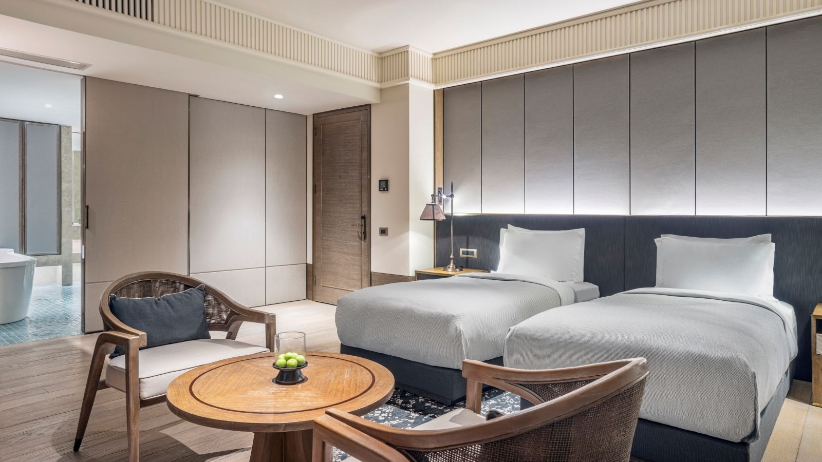 rooms-garden-suite-grand-king-bed