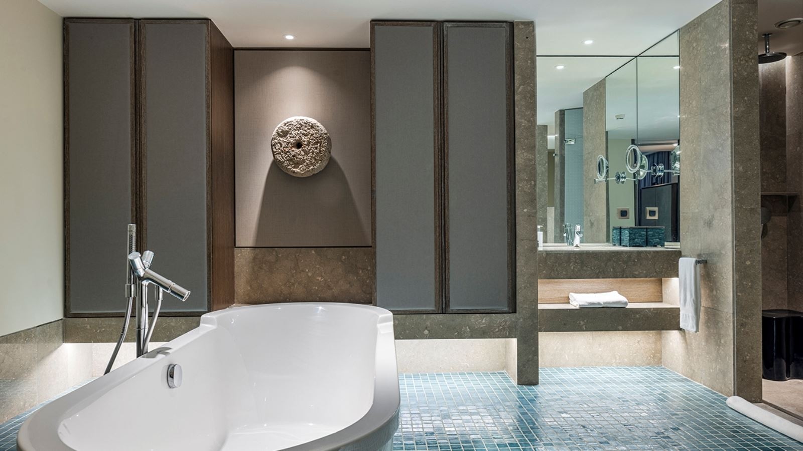 rooms-garden-suite-grand-king-bed
