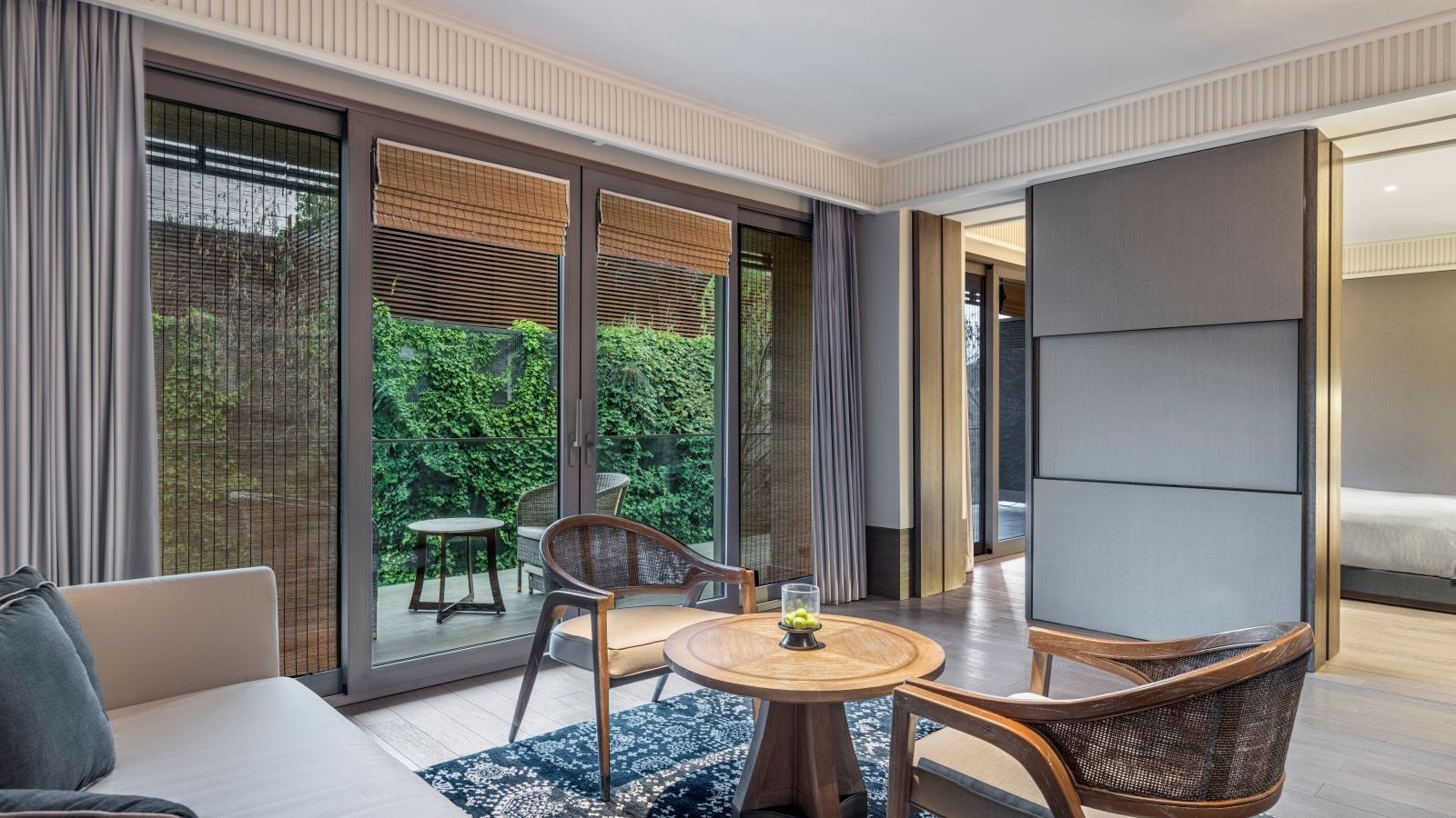 rooms-garden-suite-grand-king-bed