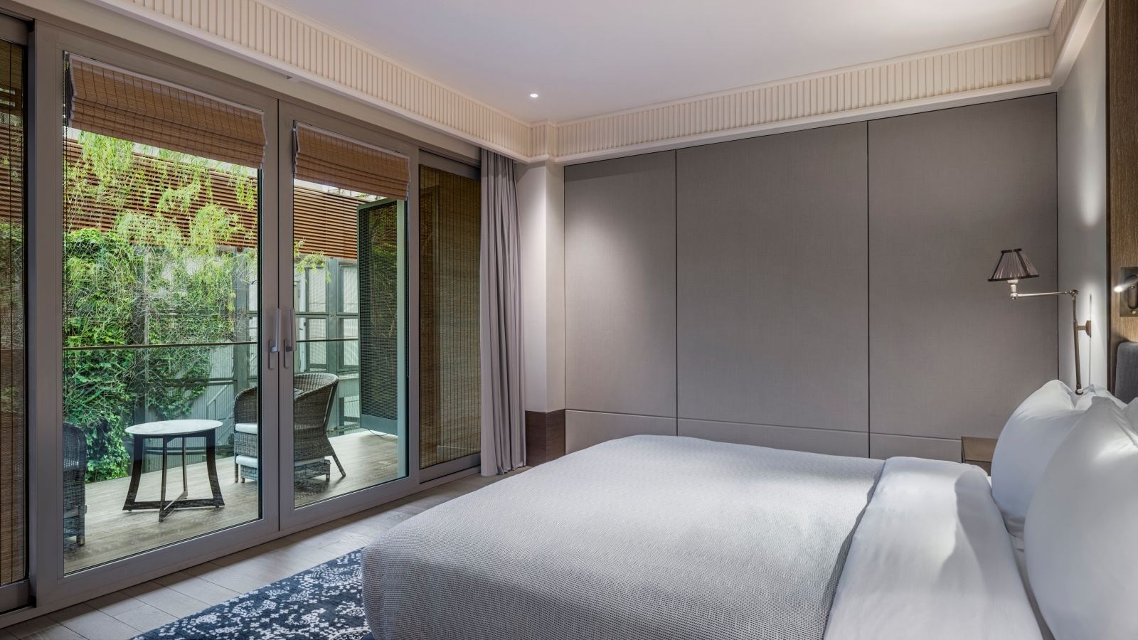 rooms-garden-suite-grand-king-bed