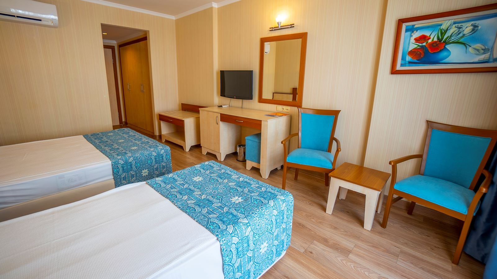 rooms-superior-room-land-view