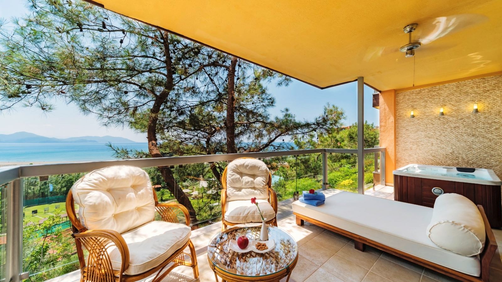 rooms-suite-classic-jacuzzi-sea-view-suis1