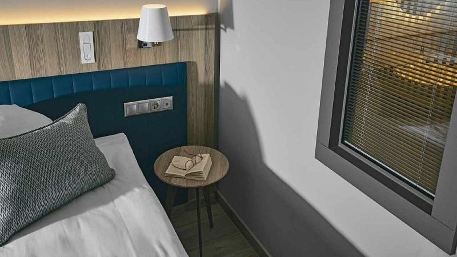 rooms-double-room-classic-sea-side-small-balcony--french-balcony-dbl2