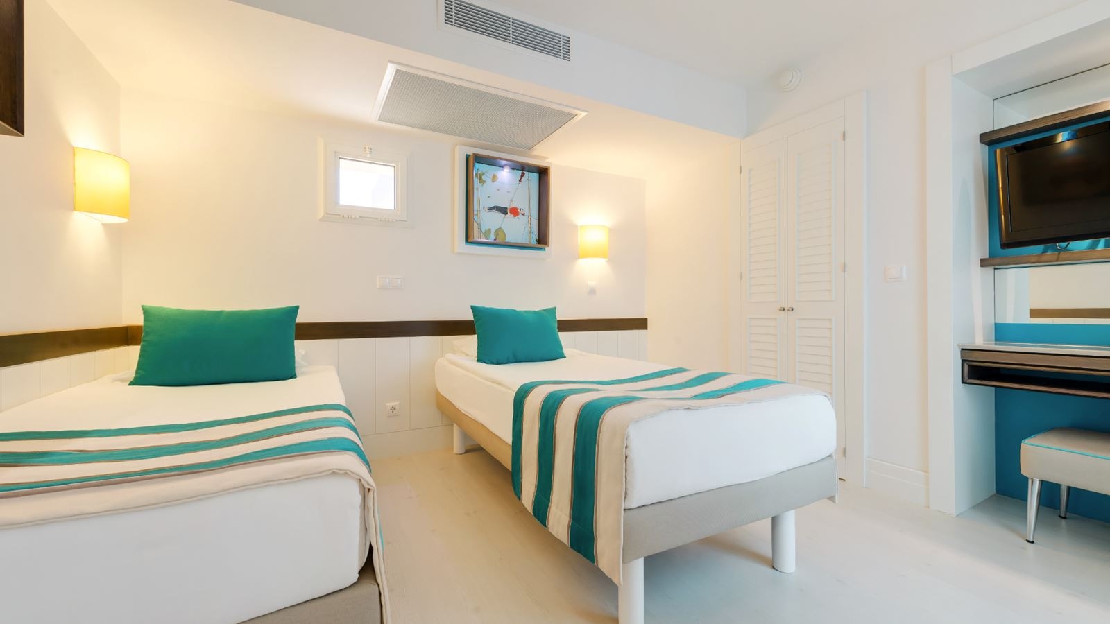 rooms-family-room-classic-balconyfam2